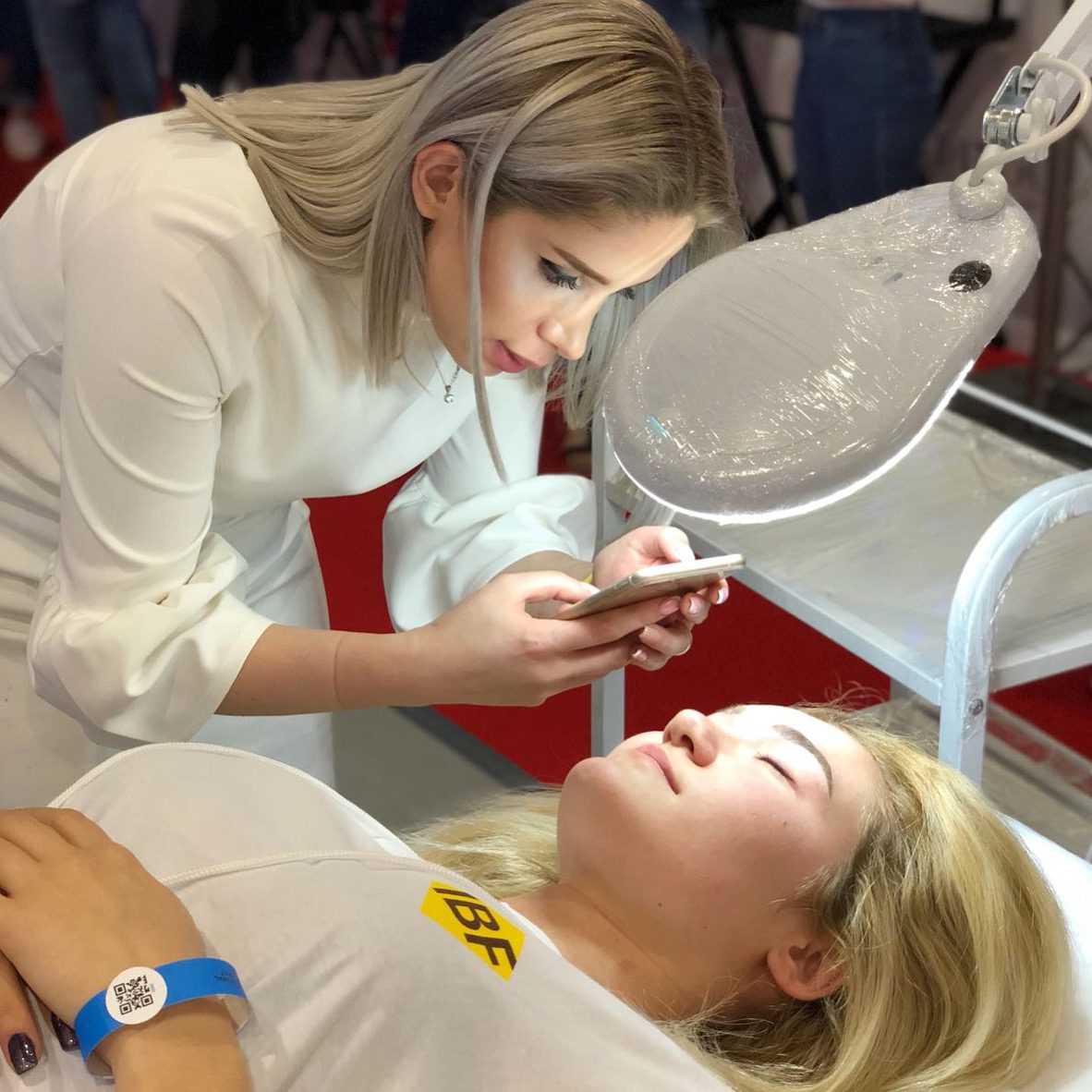 Cansu Durkun'dan Açık Çağrı: Güzellik Uğruna Geleceğinizi Riske Atmayın!